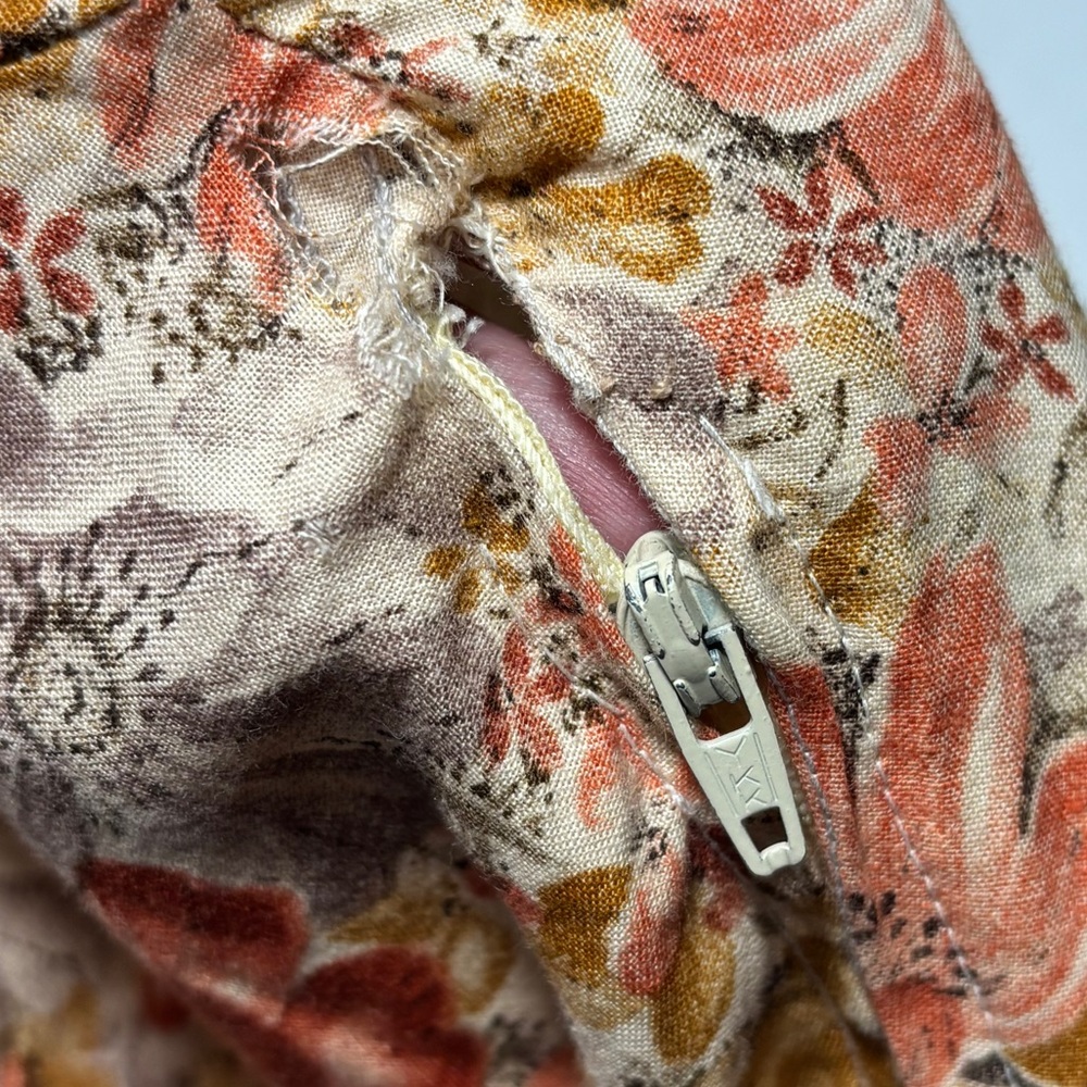 1970s BELLE FRANCE Floral Prairie Peasant Ruffle Dress
Jane Schaffhausen Size 10 - Picture 5 of 12
